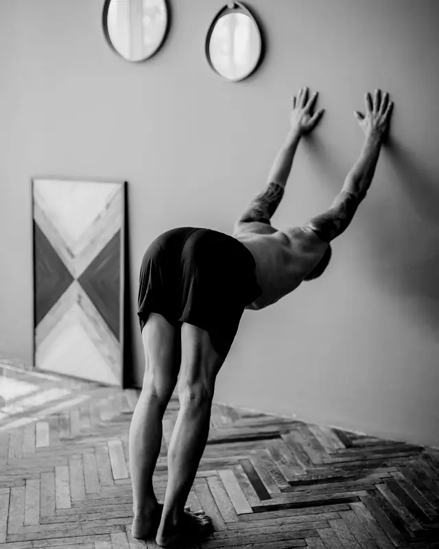 Brust- und Schulteröffnung an der Wand